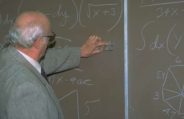 Profesor escribiendo en una pizarra